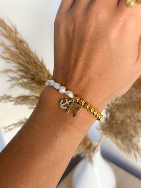 Pulsera Ancla Dorada personalizada con inicial - Imagen 2