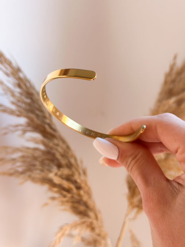 Pulsera Dorada - Grabada a mano 6mm Ideal para chico - Imagen 3
