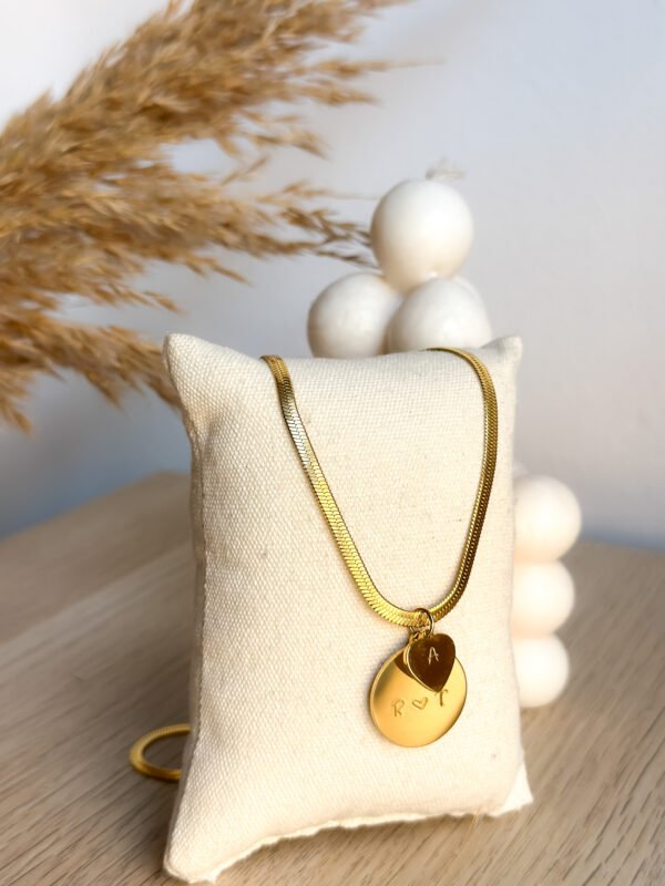 Collar Dorado con Doble Plaquita - Grabado a mano - Imagen 3