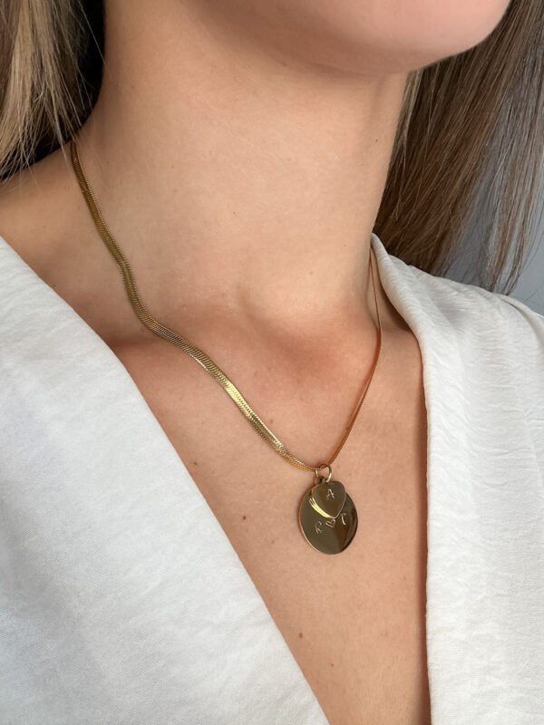 Collar Dorado con Doble Plaquita - Grabado a mano - Imagen 2
