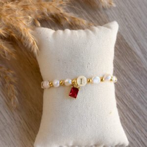 Pulsera perlas naturales y cuentitas doradas con inicial de nácar