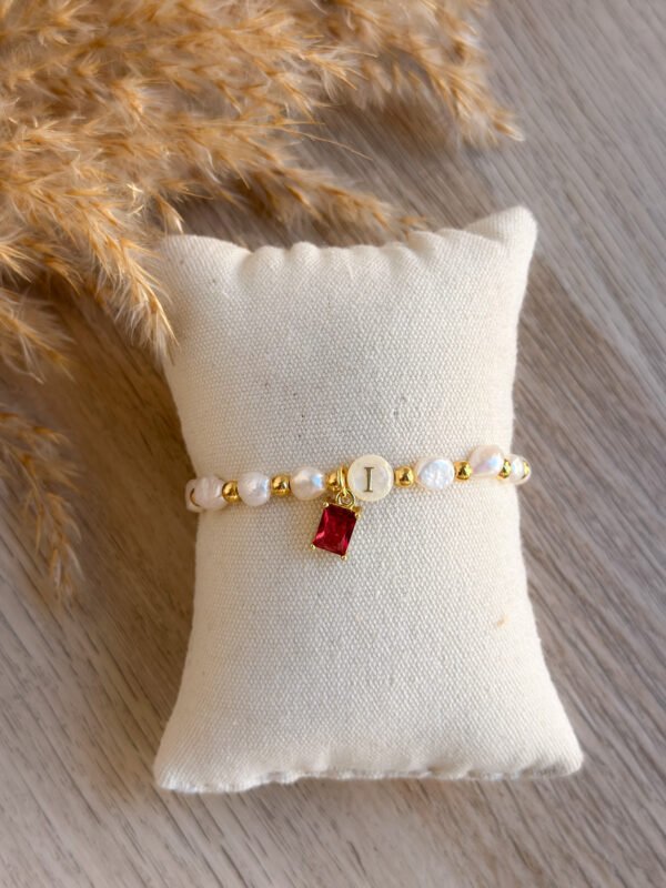Pulsera perlas naturales y cuentitas doradas con inicial de nácar