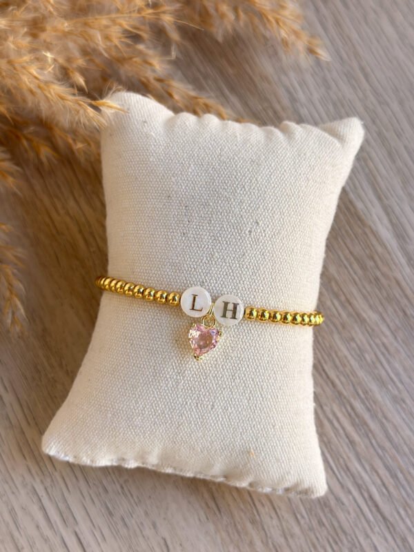 Pulsera cuentitas doradas con dos iniciales de nácar