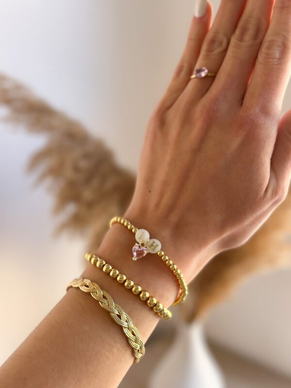 Pulsera cuentitas doradas con dos iniciales de nácar - Imagen 3