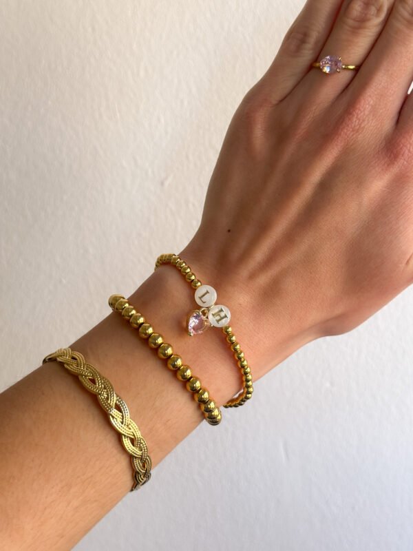 Pulsera cuentitas doradas con dos iniciales de nácar - Imagen 4