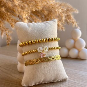 Pulsera cuentitas doradas con dos iniciales de nácar