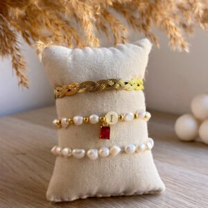 Pulsera perlas naturales y cuentitas doradas con inicial de nácar