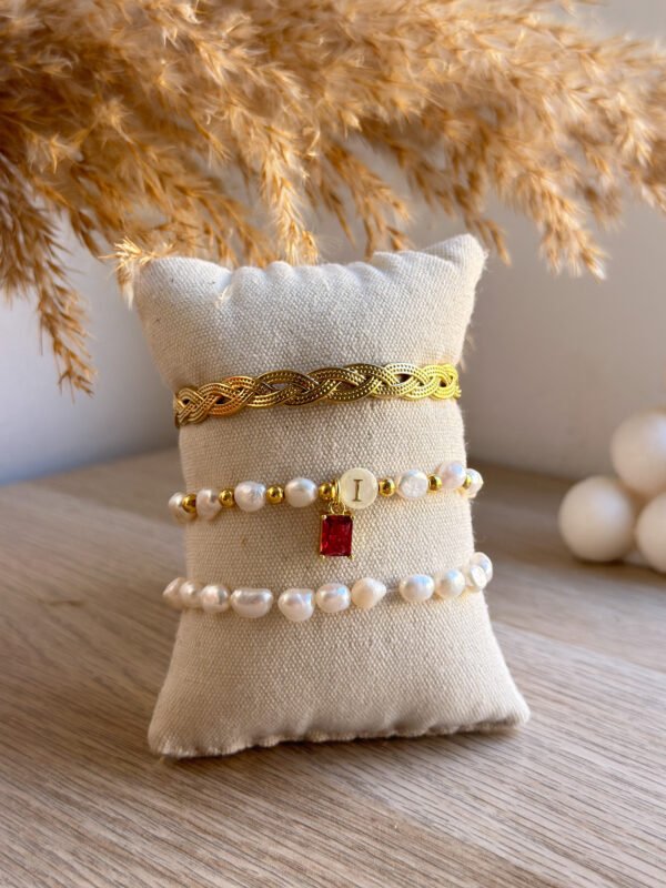 Pulsera perlas naturales y cuentitas doradas con inicial de nácar - Imagen 2