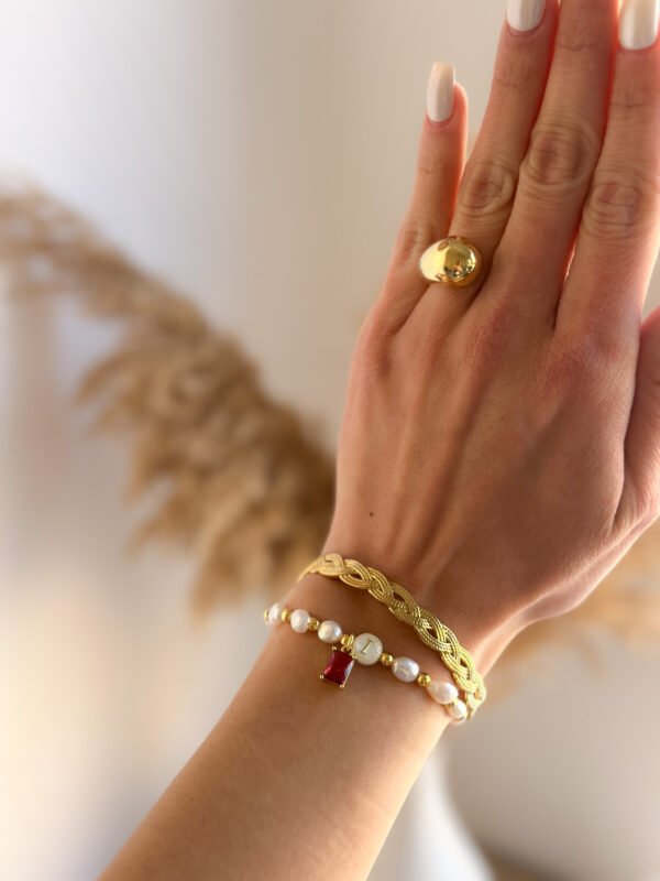 Pulsera perlas naturales y cuentitas doradas con inicial de nácar - Imagen 3