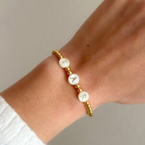 Pulsera de cuentitas con iniciales de nácar