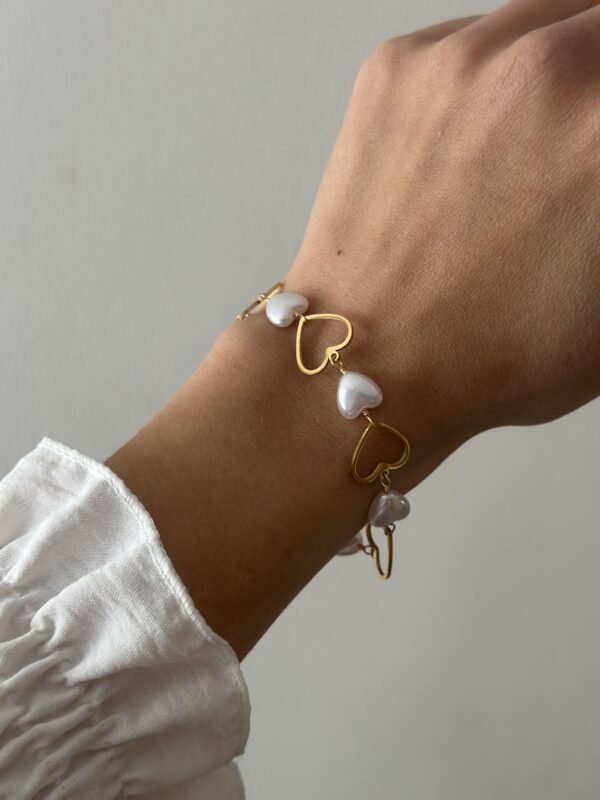 Pulsera corazones perlados y dorados - Imagen 2