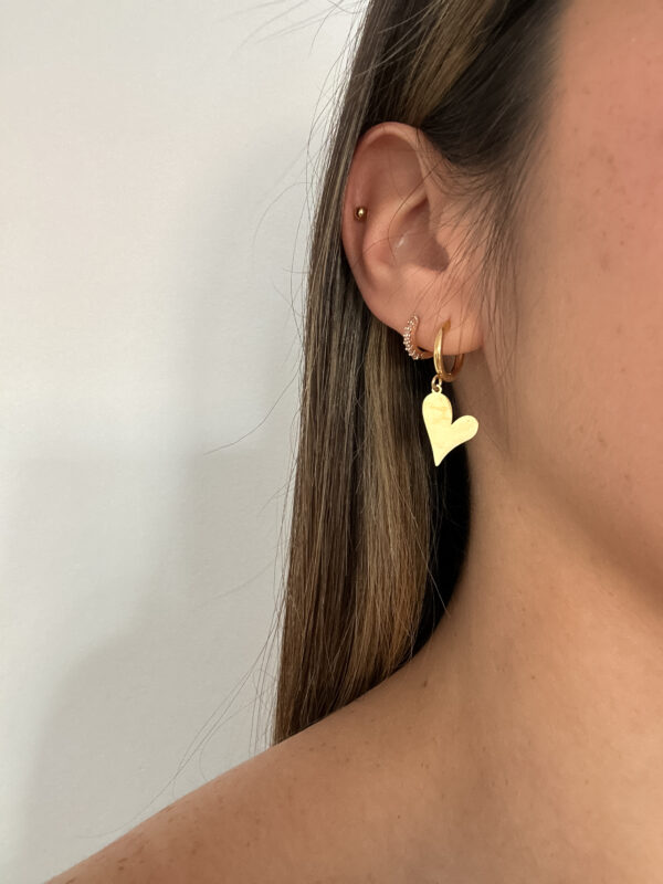 Pendientes Corazones planos Dorados - Imagen 3