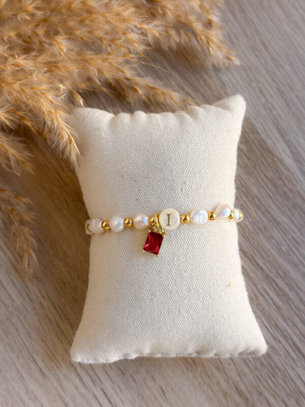 Pulsera perlas naturales y cuentitas doradas con inicial de nácar - Imagen 2