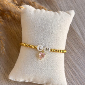 Pulsera cuentitas doradas con dos iniciales de nácar