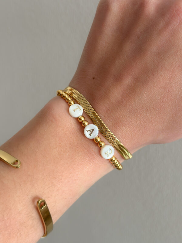 Pulsera de cuentitas con iniciales de nácar - Imagen 5