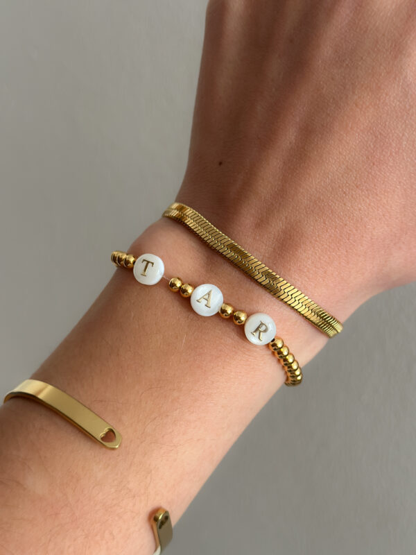 Pulsera de cuentitas con iniciales de nácar - Imagen 4