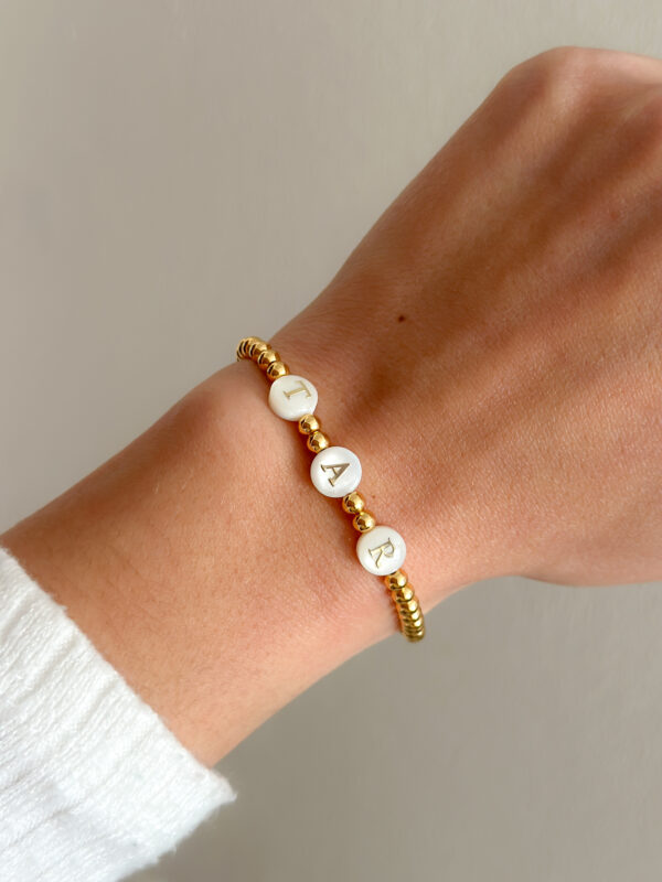 Pulsera de cuentitas con iniciales de nácar - Imagen 2
