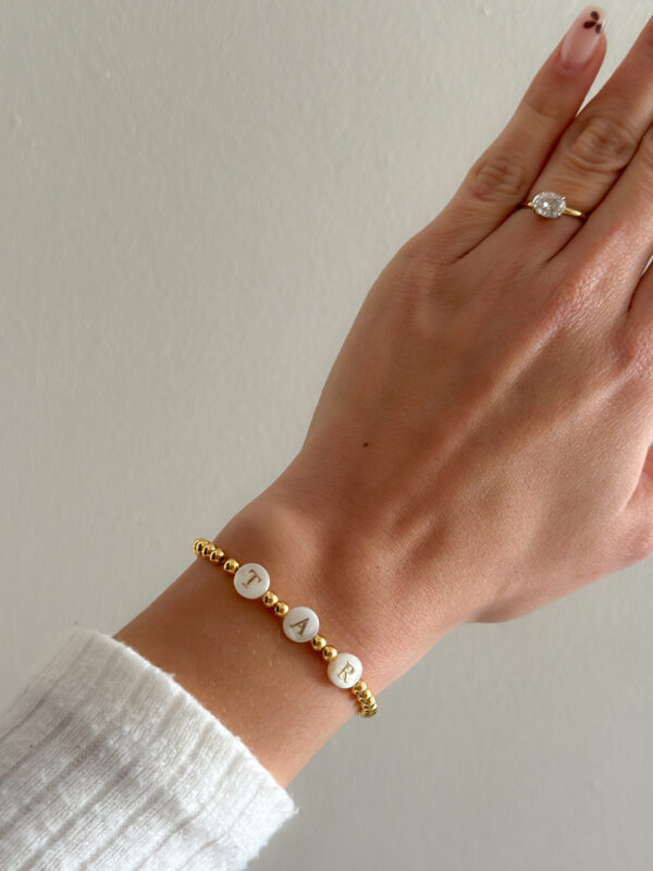 Pulsera de cuentitas con iniciales de nácar - Imagen 3