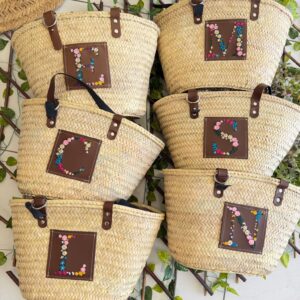 Capazo con inicial de florecitas bordadas