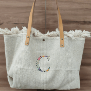 Bolso verano bordado con inicial de florecitas