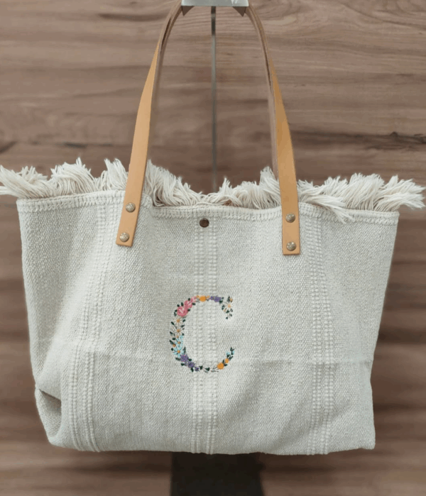 Bolso verano bordado con inicial de florecitas - Imagen 2