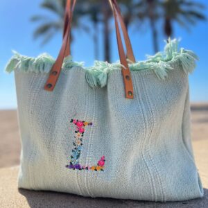 Bolso verano bordado con inicial de florecitas