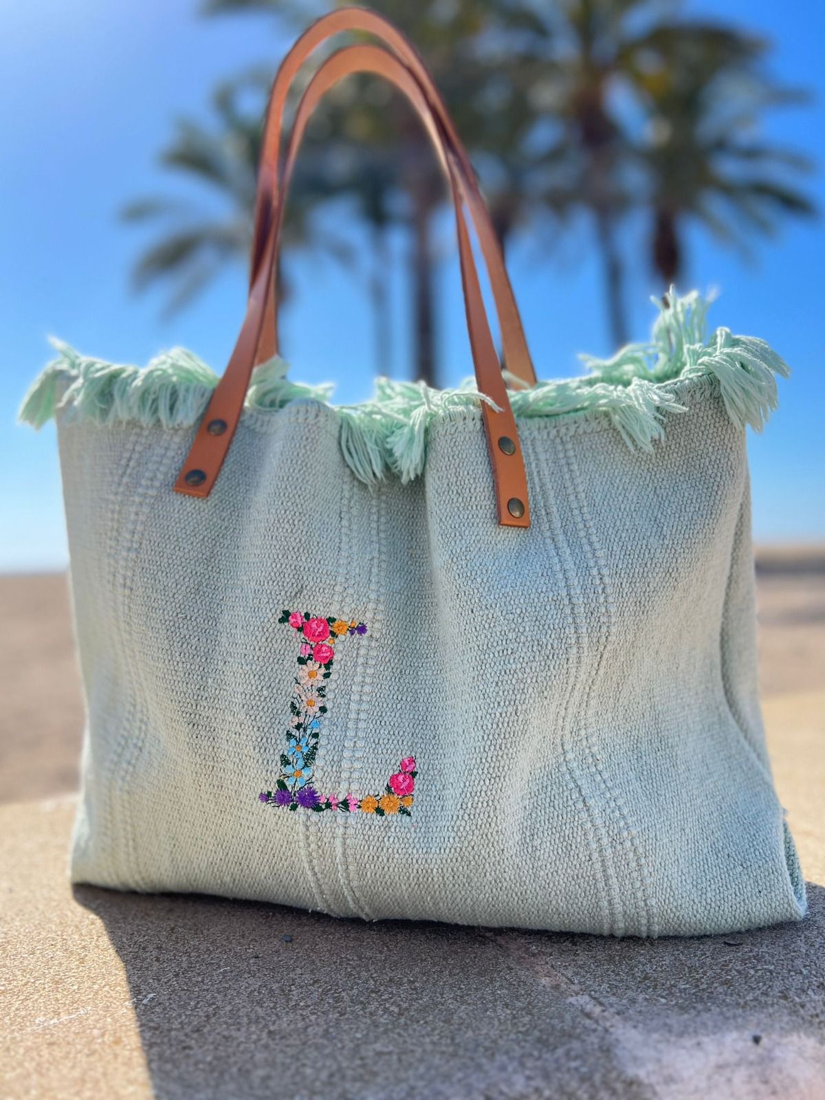 Bolso verano bordado con inicial de florecitas - Imagen 2