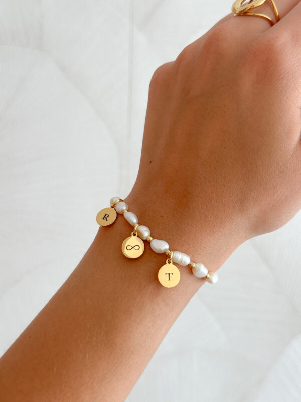 Pulsera perlas naturales con medallas personalizadas - Imagen 4