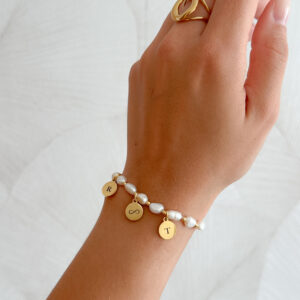 Pulsera perlas naturales con medallas personalizadas