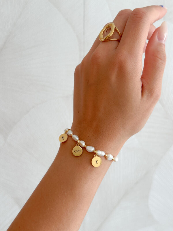 Pulsera perlas naturales con medallas personalizadas - Imagen 2