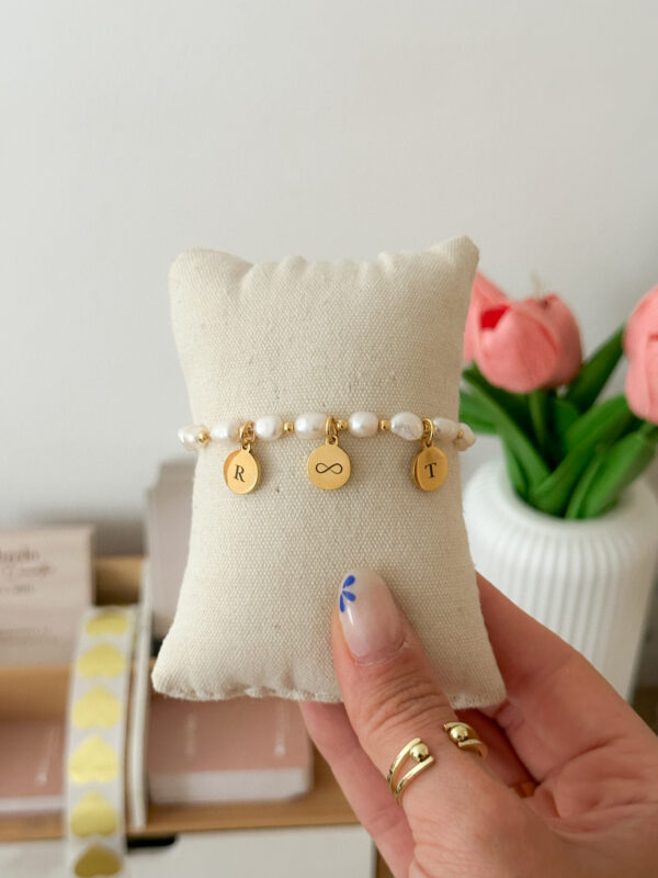 Pulsera perlas naturales con medallas personalizadas - Imagen 3