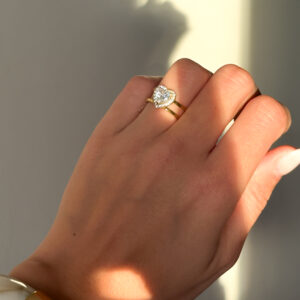 Anillo corazón brillante