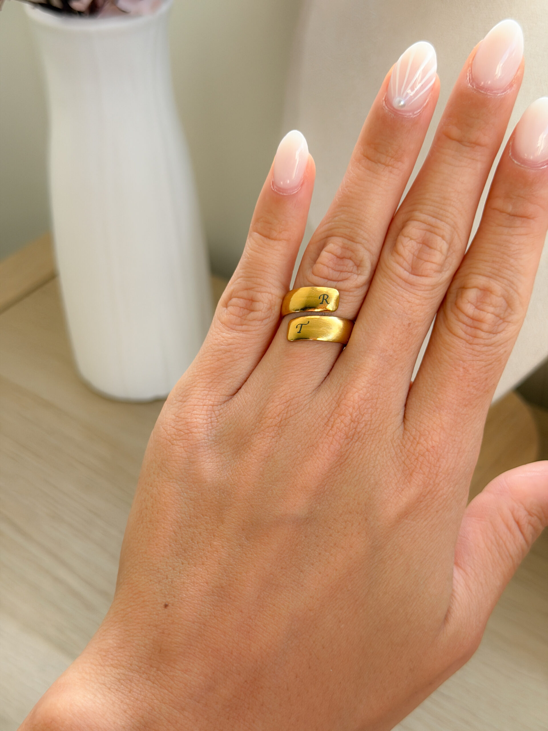 Anillo cruzado personalizado con iniciales - Imagen 3