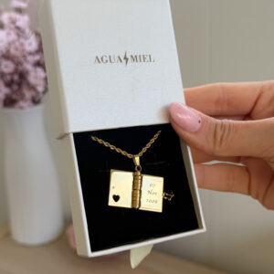 Collar libro personalizado