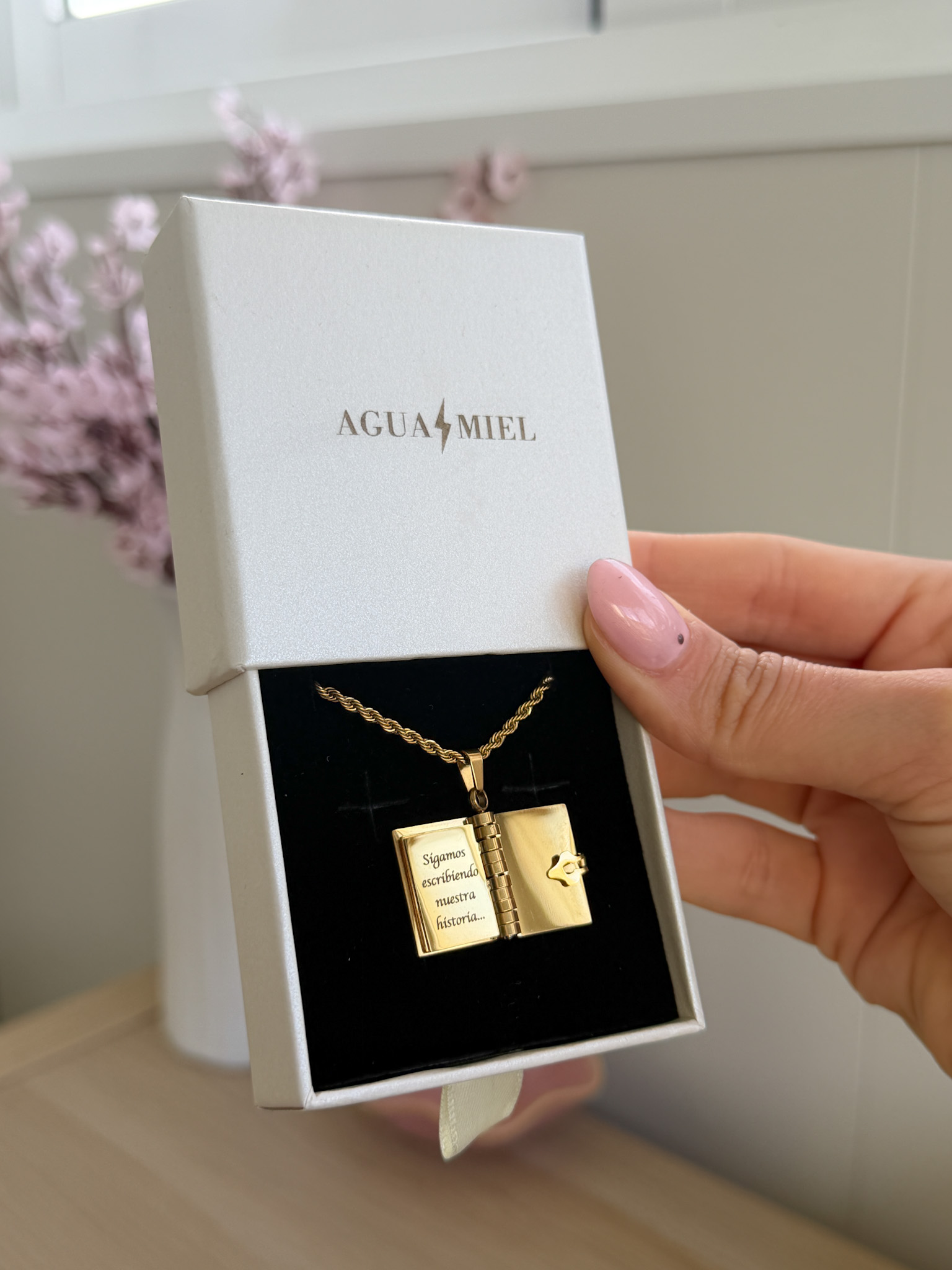 Collar libro personalizado - Imagen 5
